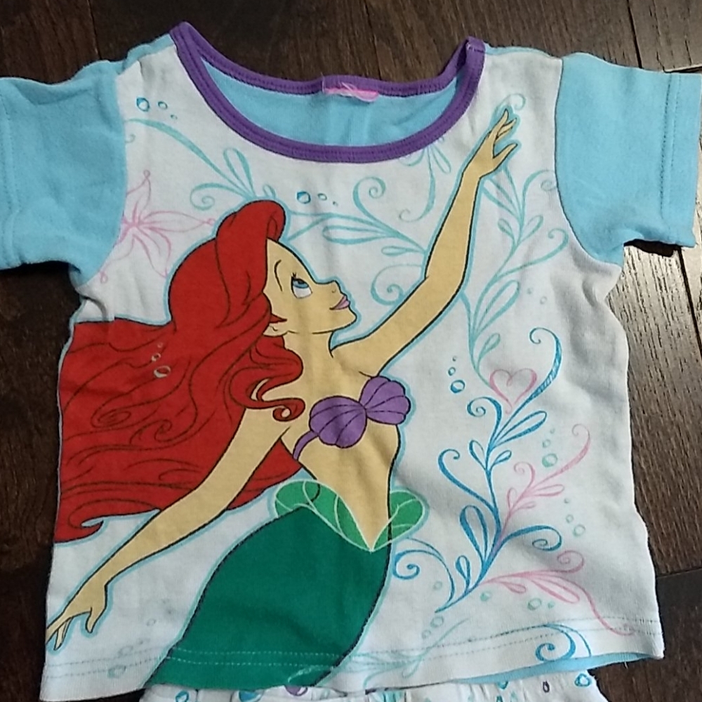 2 Sets of Little Mermaid Pajamas - Size 3T - Picture 4 of 5